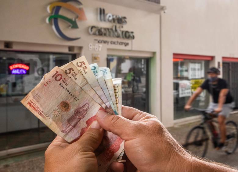 Según la Superfinanciera, la TRM vigente para este viernes se ubicó en $4.989,58, con lo que se encuentra a $71,63 de distancia del máximo histórico registrado el pasado 5 de noviembre de 2022, cuando llegó a los $5.061,21. Foto: Carlos Velásquez