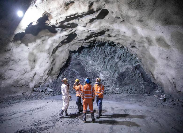 Un grupo de trabajadores inspeccionan las excavaciones del túnel del Toyo, que avanza en un 75% según el Invías. FOTO: CARLOS ALBERTO VELÁSQUEZ