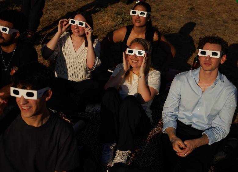 Centenares de personas equipadas con lentes de protección siguieron el eclipse en Lodoso, cerca de Burgos, y estallaron en vítores cuando la oscuridad alcanzó su punto máximo. FOTO GETTY