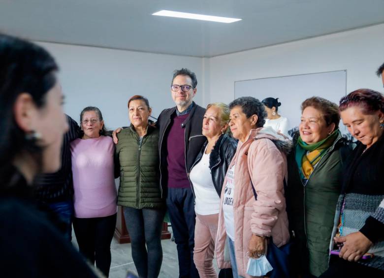 El ministro de Cultura, Juan David Correa y algunas de las madres de los ‘falsos positivos’. Foto cortesía Colprensa