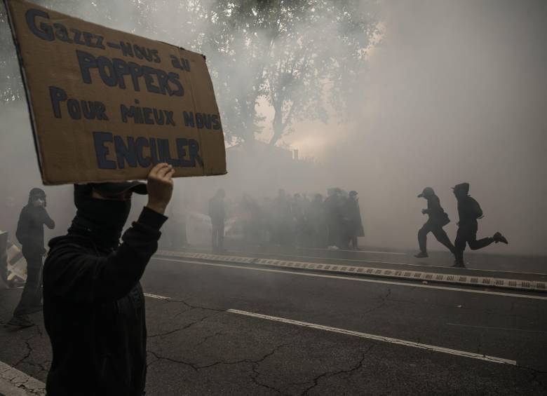 Las marchas reunieron a estudiantes, trabajadores y jubilados, junto a los llamados chalecos amarillos. FOTO: Ed JONES / AFP