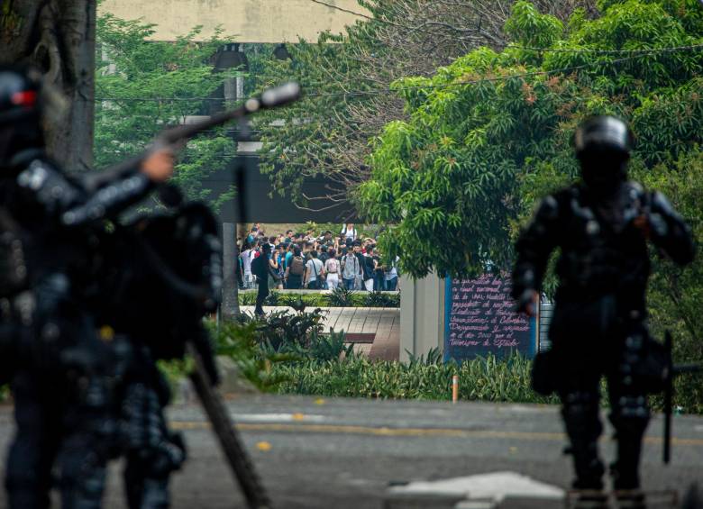 La Policía antimotines tuvo que hacer presencia en la Universidad de Antioquia el pasado lunes para controlar la situación. FOTO: Archivo El Colombiano