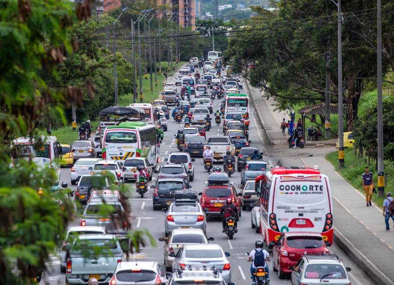 Las entradas a Medellín se congestionan cada vez que hay operación éxodo, como la de hoy. FOTO Carlos Alberto Velásquez.