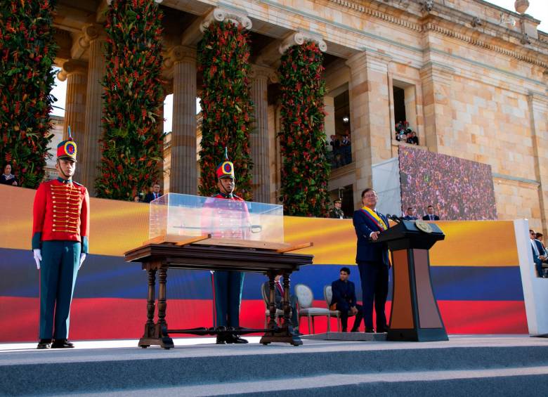 El presidente pidió un minuto de silencio por los soldados fallecidos en el conflicto armado. Fue escoltado por los comandantes de las Fuerzas Armadas. FOTO Cortesía