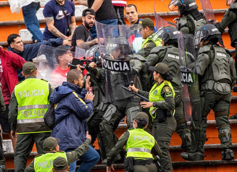 La policía sacó a empujones a simpatizantes del Medellín que pedían que no los empujaran. Foto: Carlos Velásquez