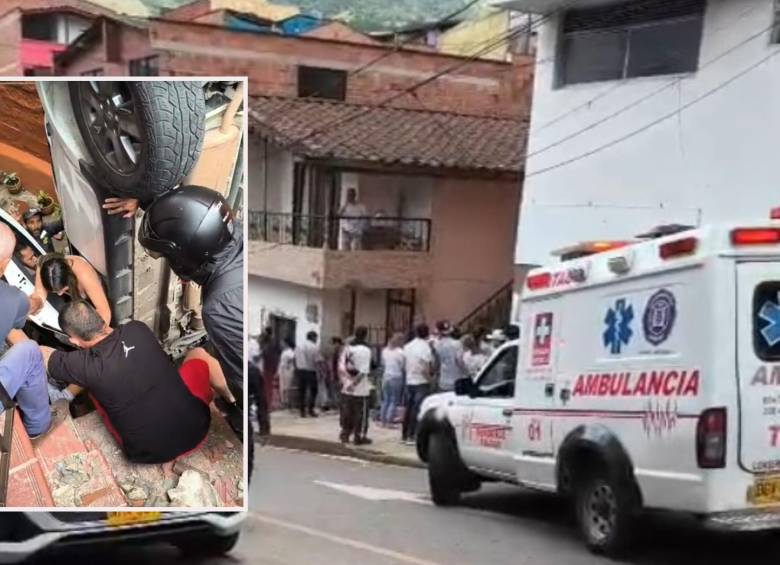 Adelante, momento en el que los vecinos rescatan a la conductora. Atrás, el lugar de los hechos. FOTO: Cortesía Denuncias Antioquia