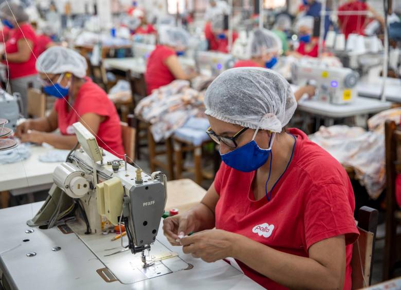 Aunque el sector textil emplea más mujeres, se evidencian brechas salariales y dificultades para llegar a cargos de liderazgo. FOTO archivo