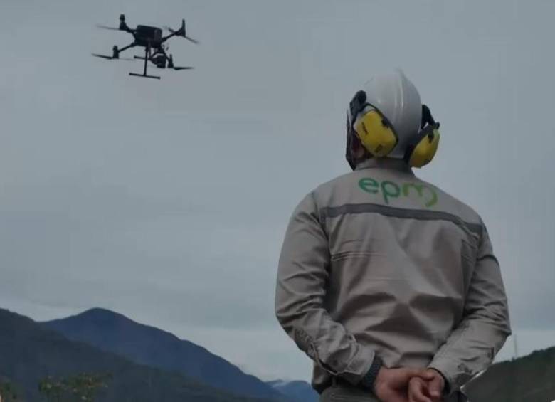 Funcionario de EPM observa uno de los drones durante uno de los sobrevuelos. FOTO: Cortesía