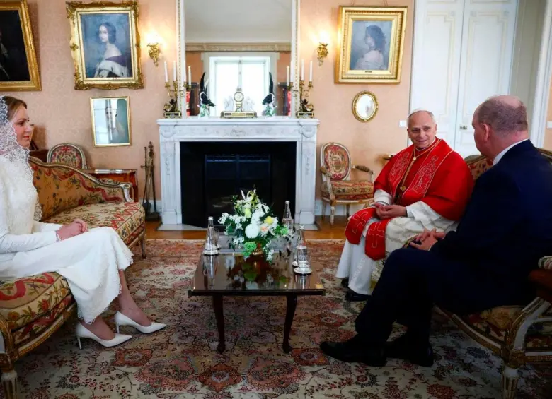 El papa León XIV junto Alberto II y su esposa, Charlène, príncipes de Mónaco. FOTO: Cortesía ANSA / Vatican News