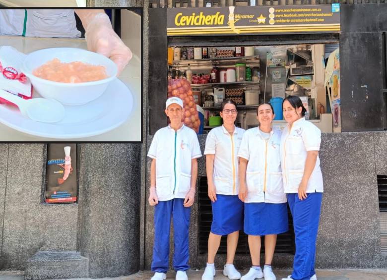Adelante, uno de los ceviches de camarón que preparan en Miramar. Atrás,Yessica Rodríguez, Merly Verona, Leodib Verona y Rubén Gómez. Algunos de los trabajadores de Miramar. FOTO: Cristian Álvarez
