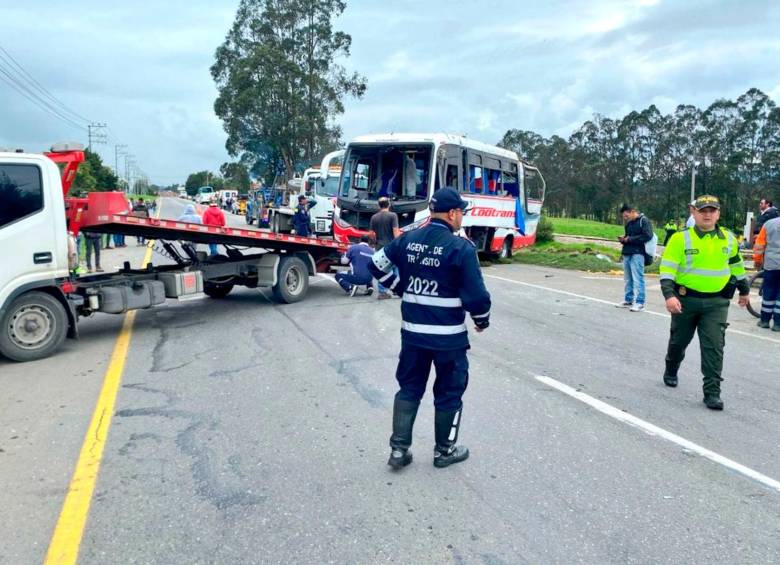 Momento en el que el vehículo de la empresa Cootranzipa fue remolcado tras el accidente. FOTO: Tomada de X @JorgeEmilioRey