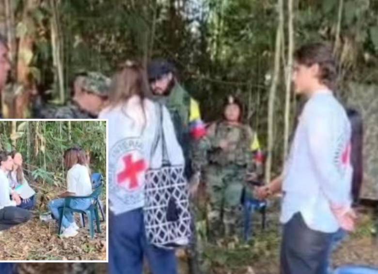 Adelante, las dos niñas secuestradas durante su liberación. Atrás, los miembros del CICR. FOTO: imagen tomada de redes.