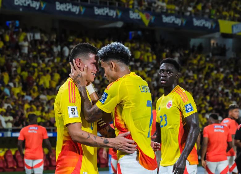 James Rodríguez de Colombia (izq.) celebra con su compañero Luis Díaz (der.) tras anotar el segundo gol de su equipo durante un partido de clasificación para la Copa Mundial de la FIFA 2026 entre Colombia y Bolivia en el Estadio Metropolitano Roberto Meléndez el 4 de septiembre de 2025 en Barranquilla, Colombia. (Foto de David Nieto/Eurasia Sport Images/Getty Images)