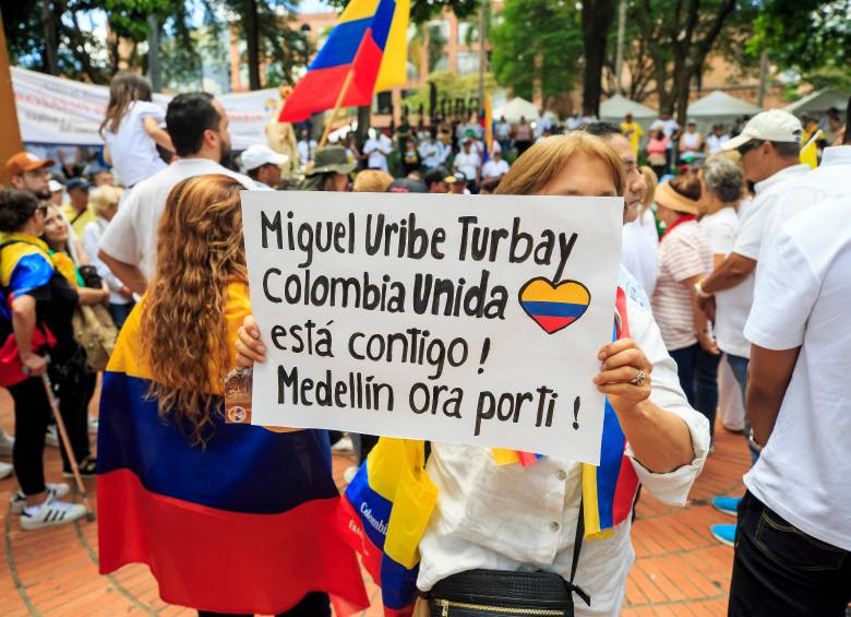El atentado contra Miguel Uribe, perpetrado el 7 de junio en Bogotá, generó una oleada de indignación y solidaridad, incluyendo marchas y oraciones colectivas. Él sigue hospitalizado en la UCI. FOTO camilo echeverry