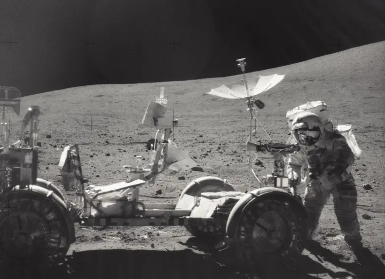 Un astronauta con uno de los módulos usados para explorar la Luna. Foto: Nasa