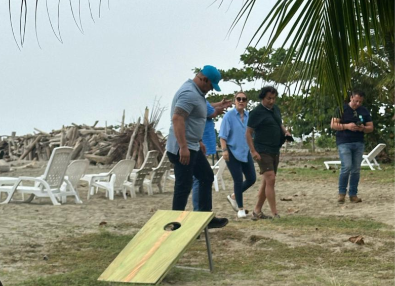 Rápidamente se viralizó una foto donde aparece el hermano del Presidente junto a varias personas, se dijo que entre ellos estaba Mancuso lo cual resultó ser totalmente falso. Foto: cortesía