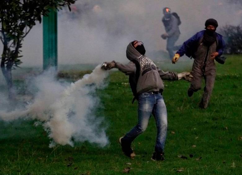 Encapuchados lanzaron bombas molotov a integrantes del Esmad en un enfrentamiento que se ha prolongado desde las 6 de la tarde. FOTO: COLPRENSA 