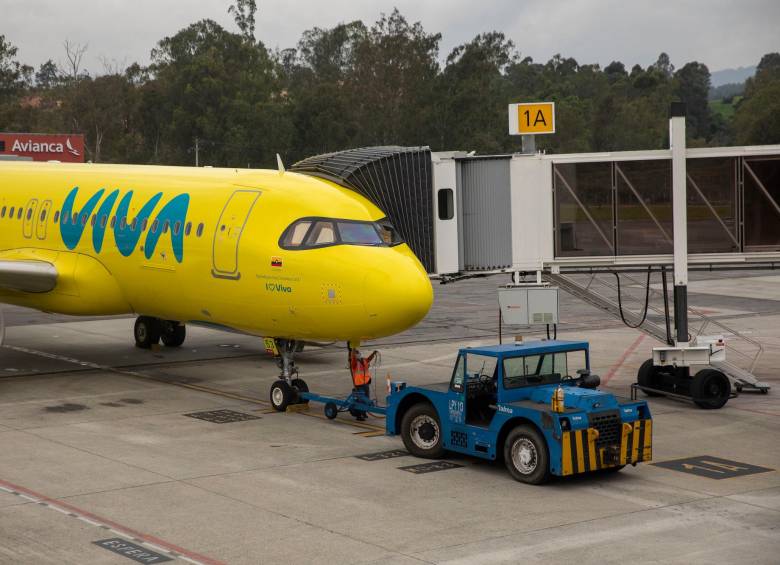 Antes de suspender su operación, la aerolínea Viva atendía el 20% de la demanda aérea, pero con el anuncio de la low cost ahora esa responsabilidad recayó en el otro 80% del mercado. FOTO Archivo