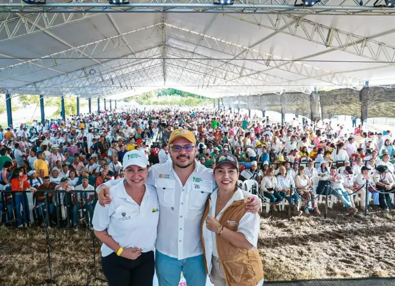 Felipe Harman, director de la Agencia Nacional de Tierras, convirtió la entidad en epicentro de poder y plataforma electoral para sus aliados regionales. En esta foto está con Alexandra Pineda y Patricia Caicedo, ambas ganadoras en la consulta. FOTO: REDES SOCIALES