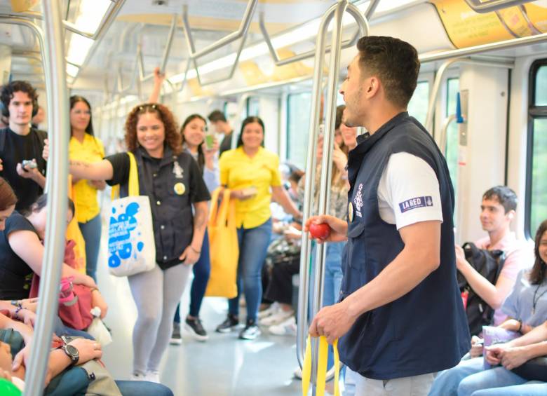En los trenes del metro se realizó una campaña para fortalecer la salud mental de las personas. FOTO: CORTESÍA