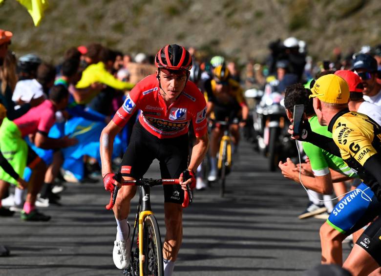 El pedalista estadounidense Sepp Kuss impresiona con su fortaleza en la Vuelta. De gregario pasó a líder. Suma seis días al comando de la competencia. FOTO GETTY
