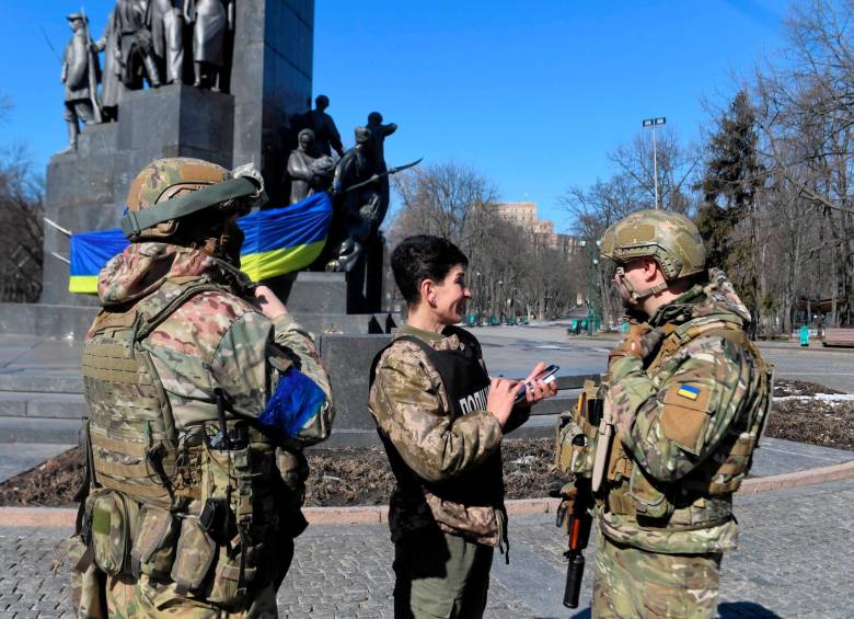 Soldados ucranianos en Kharkiv. FOTO: EFE.