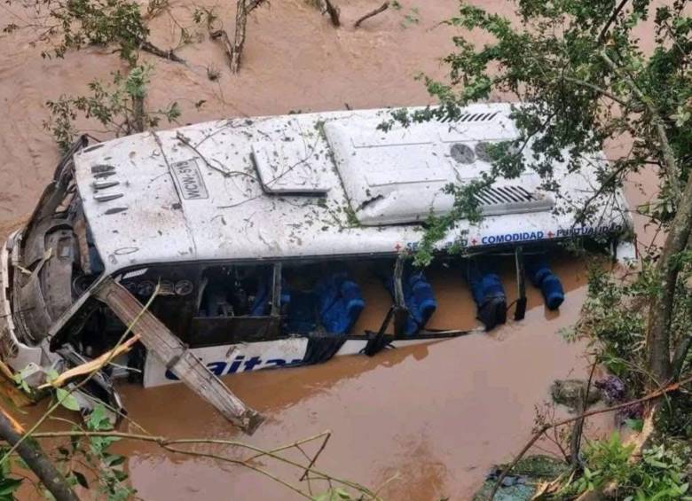 En el bus siniestrado viajaban 18 personas. Foto: redes sociales 
