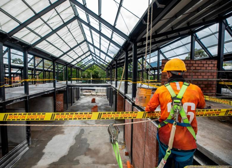 La nueva plaza de mercado se erige a pocos metros de donde fueron reubicados los venteros que por casi 53 años han estado allí. FOTO: Camilo Suárez.