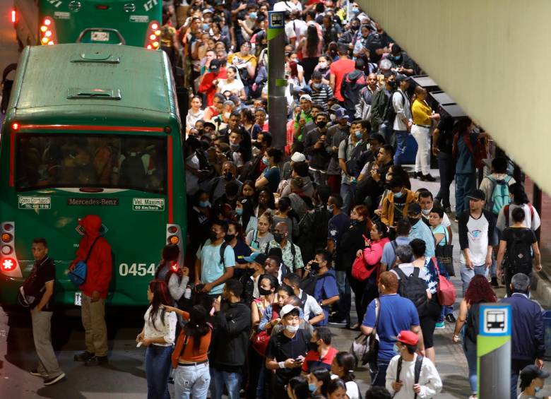 Las congestiones debido a la falla en la vía del metro han sido el común denominador en Medellín. FOTO EDWIN BUSTAMANTE