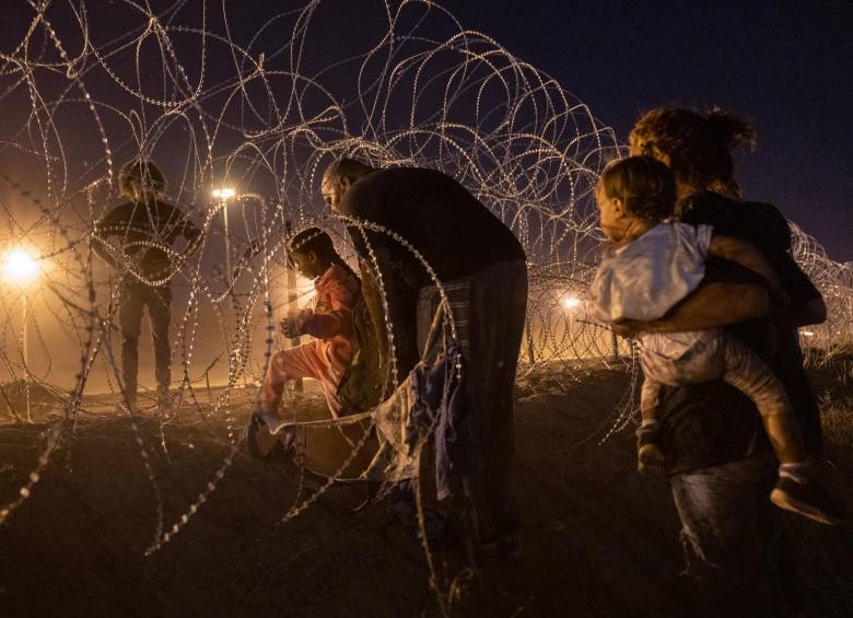 Migrantes cruzando la frontera entre México y Estados Unidos en mayo de 2023. Foto: Getty.