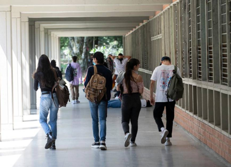 La iniciativa busca promover la permanencia y culminación de la formación educativa de los jóvenes colombianos en las universidades públicas.