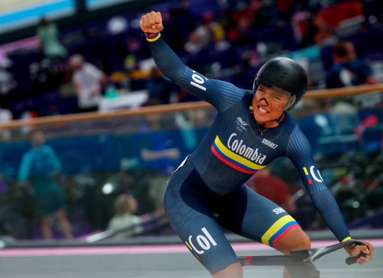 Stefany Cuadrado tiene 18 años. Empezó a montar bicicleta en 2021 con su mamá, durante la pandemia. En el mundial juvenil de pista se colgó tres medallas de oro. Es campeona mundial. FOTO GETTY