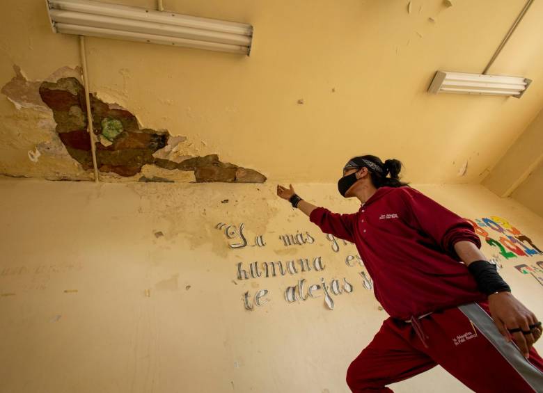 La sede del Marco Fidel Suárez presenta graves daños estructurales. Es una de las que entraría en el plan de reconstrucción total. Foto EDWIN BUSTAMANTE