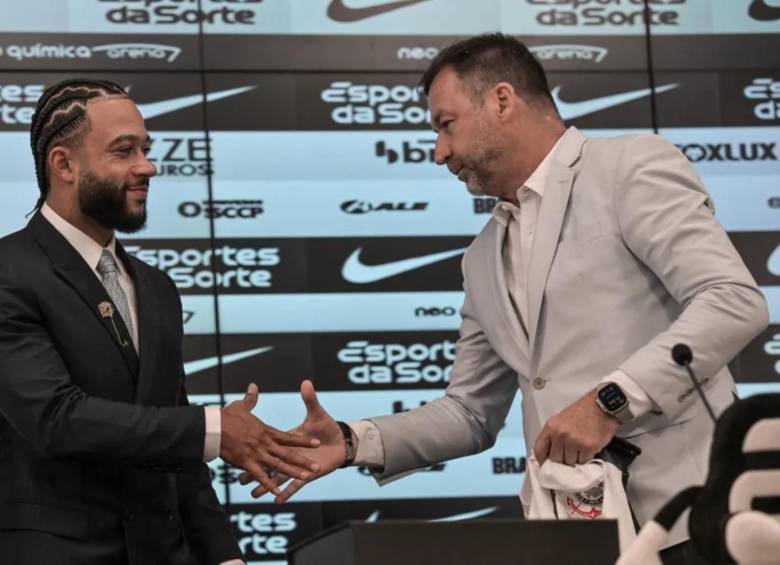 Augusto Melo y Memphis Depay en la presentación con el club cuando fue fichado por Corinthians. FOTO: AFP