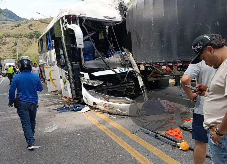 Así quedó el bus luego del accidente de tránsito en la vía de Manizales a Medellín. FOTO: cortesía Bomberos La Pintada