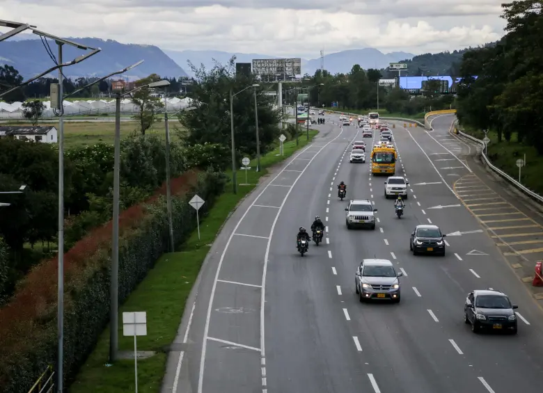 Retorno de viajeros por la autopista norte a Bogotá. Foto: Colprensa-Mariano Vimos