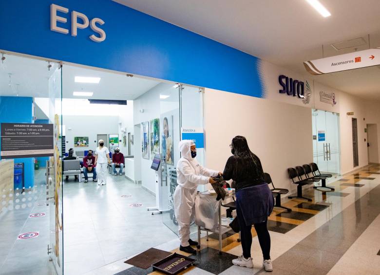 “Nos permitimos informar que a partir del 18 de diciembre de 2023, no está permitido comercializar Plan Complementario EPS Sura Familiar o Colectivo Nuevo con fechas de inicio de vigencia igual o superior al 1° de enero de 2024”, dijo Sura. FOTO JAIME PÉREZ