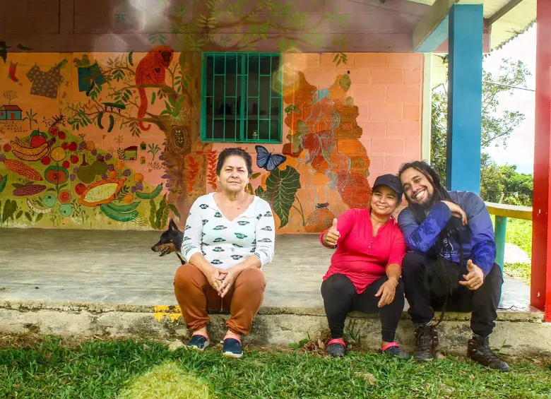 Institución Educativa Rural Palmichal, sede El Tabor. En la foto a su derecha guía Javier Castaño junto a locales. Foto: Cristina Rodríguez. 