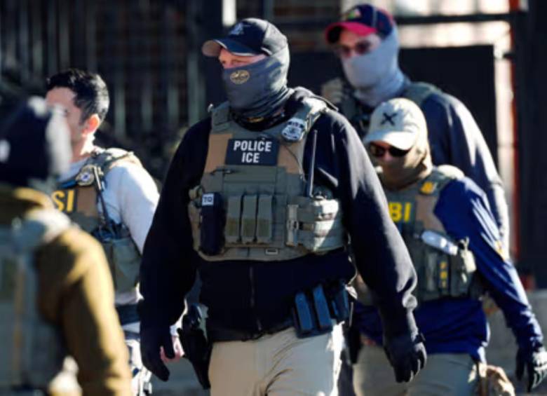 Después de huir por amenazas en Colombia, el padre de esta familia fue detenido por el ICE tras un accidente de auto y su esposa, residente legal, enfrenta sola una orden de desalojo con su bebé. FOTO: Getty