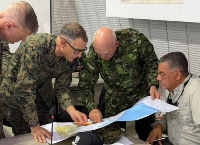 En general Francis Donovan (de gafas), en compañía del ministro de Defensa, general (r) Jorge Mora (a la derecha), y altos oficiales de Colombia y Estados Unidos. FOTO Cortesía