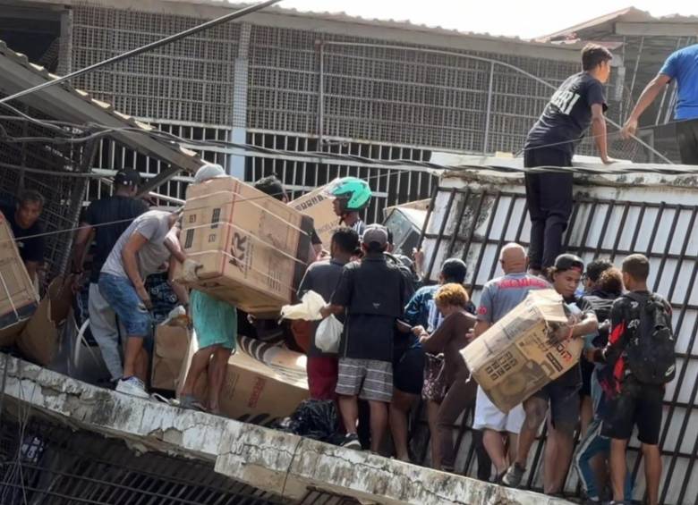 Videos muestran saqueos en La Guaira tras los terremotos en Venezuela, se llevaron alimentos, medicinas y electrodomésticos. FOTO: Tomada de @freddyzur.