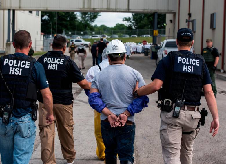 ¡Ojo con lo que comparte! La foto del migrante con la camiseta de Latinos por Trump es un montaje 