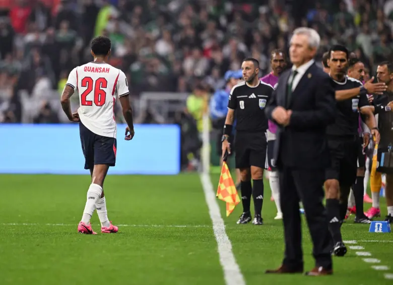 Jarell Quansah salió expulsado en el estadio Ciudad de México tras una dura entrada contra Jesús Gallardo, del combinado mexicano. Foto: Xinhua