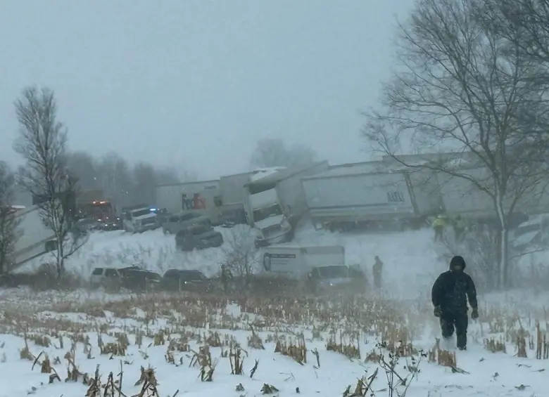 Carros, camionetas, furgones y camiones de carga se vieron implicados en el choque masivo en Michigan, EE. UU. FOTO: AFP