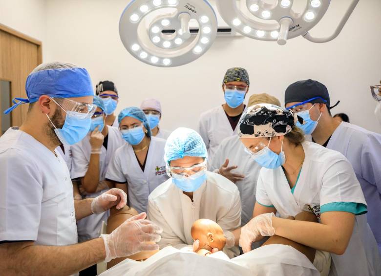 Estudiantes de la Escuela de Ciencias de la Salud de la UPB entrenan en la nueva Clínica de Simulación, en el campus de la universidad, un espacio de alta fidelidad que replica escenarios hospitalarios reales. FOTO Camilo Suárez