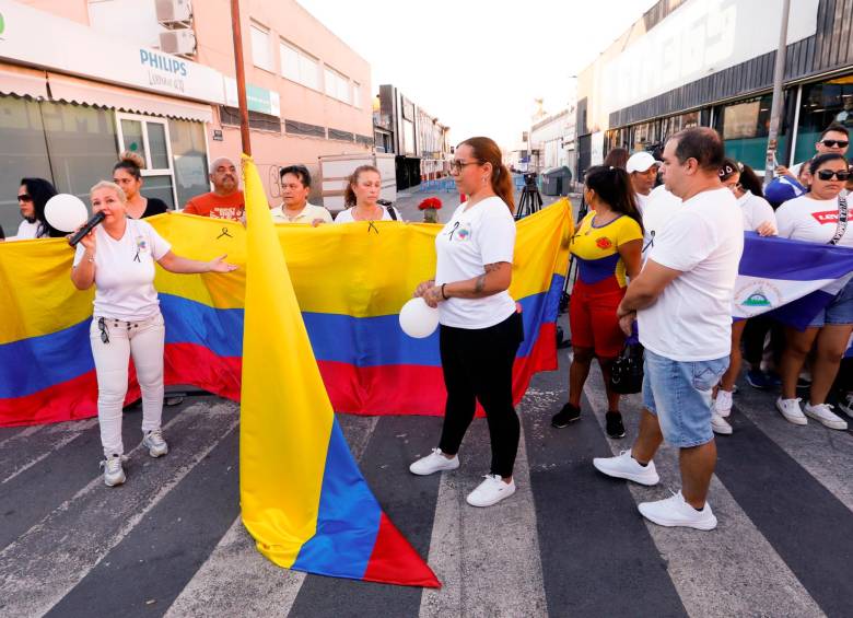 Familiares de las víctimas y heridos son, en su mayoría, migrantes latinos de Colombia, Ecuador y Guatemala. Es lunes hicieron un homenaje a las afueras de las discotecas que ardieron en llamas. FOTO: Europa Press