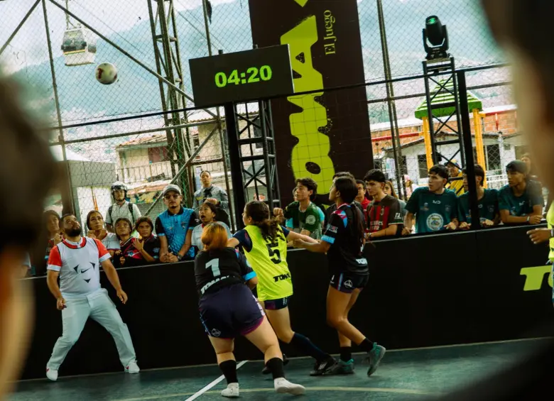 Participaron 24 equipos de la capital de la montaña, alrededor de 100 jugadores vibraron en el norte de la ciudad donde se celebró la cultura urbana y el fútbol callejero. FOTO: Cortesía Nike