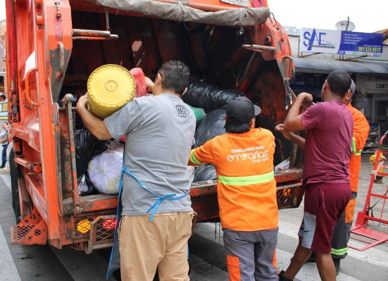 Estas personas hacen pedagogía sobre la correcta disposición de los residuos en la ciudad. FOTO: CORTESÍA ALCALDÍA DE MEDELLÍN