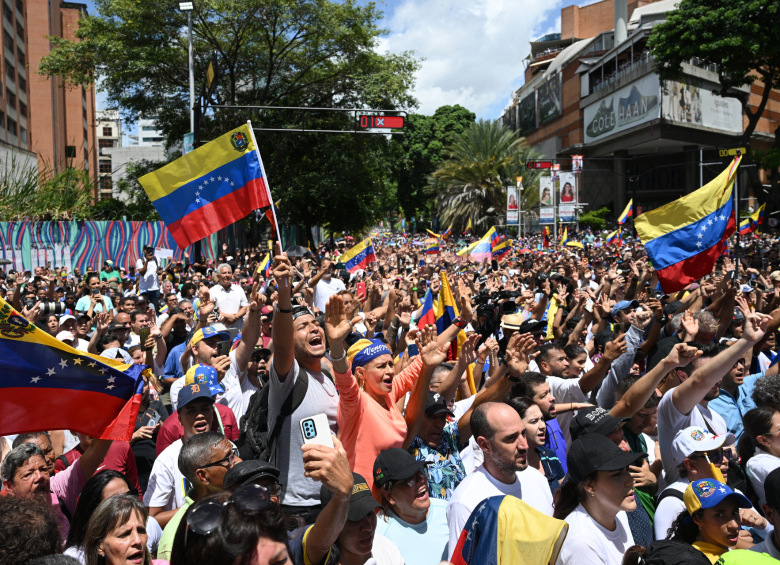 Miles de personas marcharon contra la reelección de Maduro. La líder opositora María Corina Machado encabezó la marcha. FOTOS AFP y GETTY