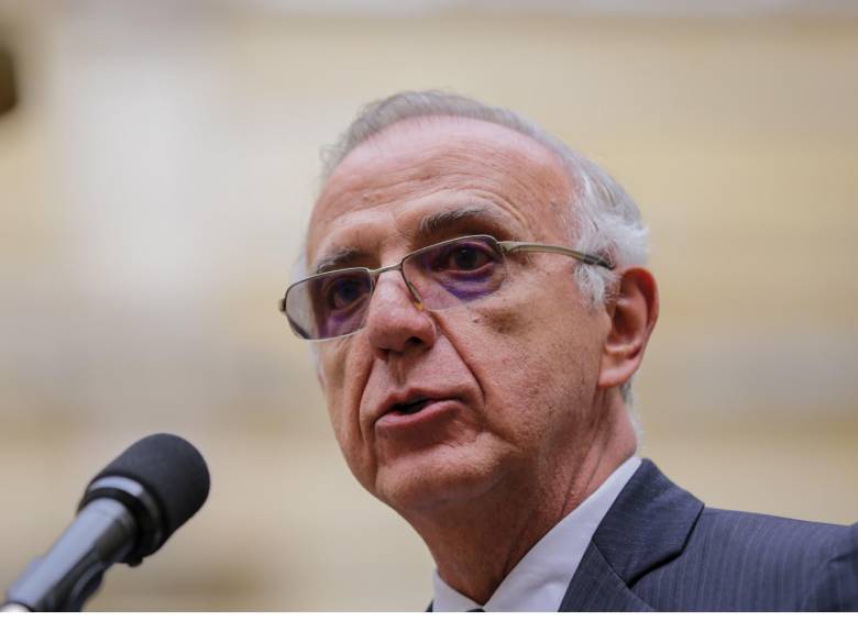 El ministro de Defensa, Iván Velásquez, rechazó el uso de comunidades indígenas por parte de los grupos armados ilegales. FOTO: Colprensa